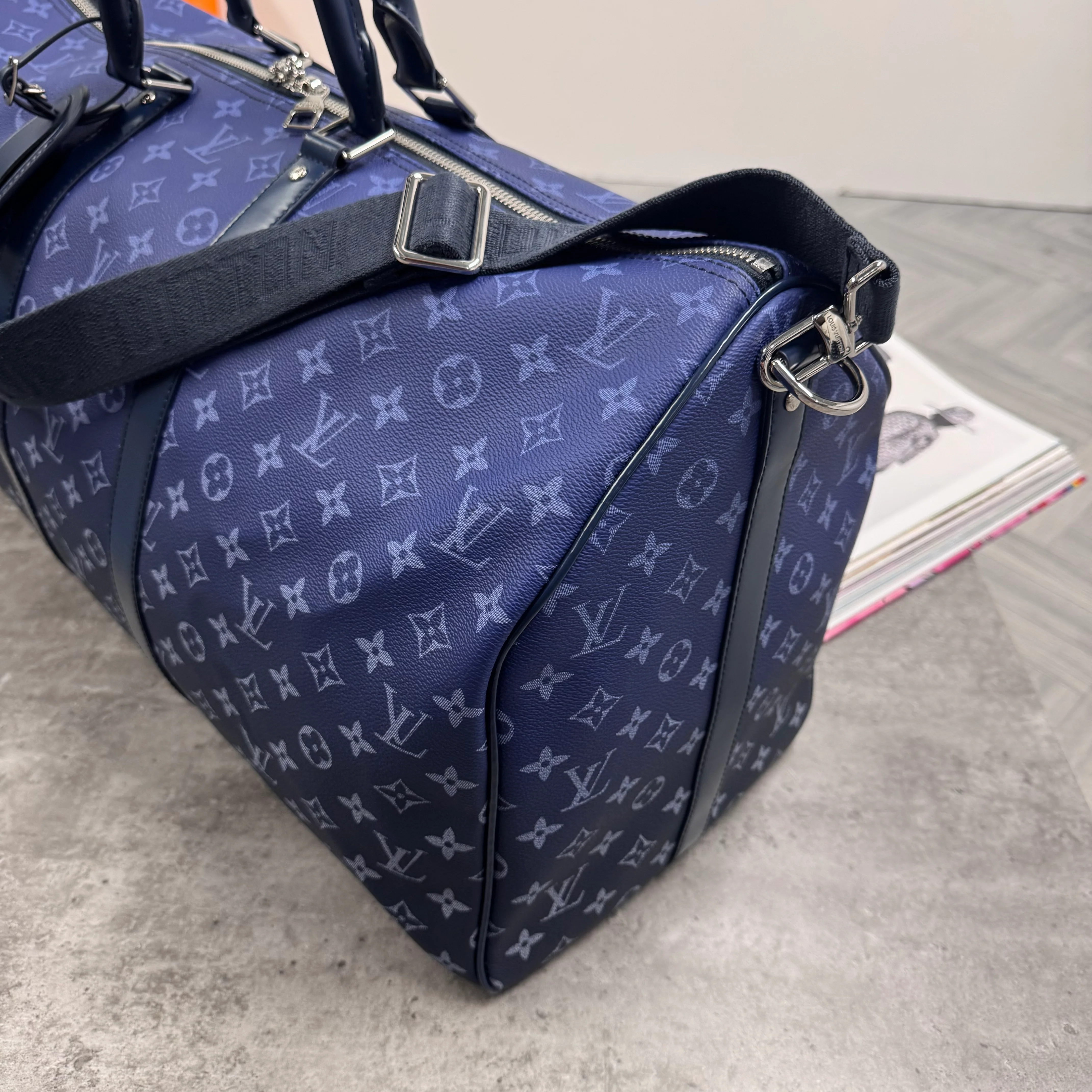 (PRE ORDER) LVE DUFFEL BAG (55) - BLACK / BLUE - Image 3