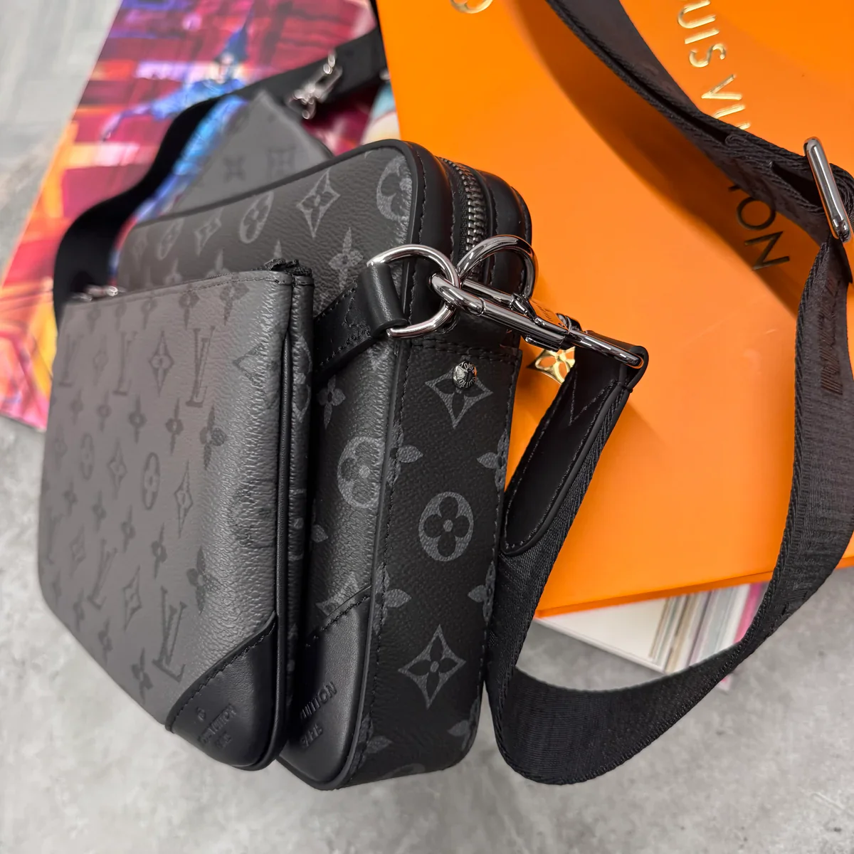 (PRE ORDER) LVE TRIO MESSENGER BAG - BLACK - Image 2
