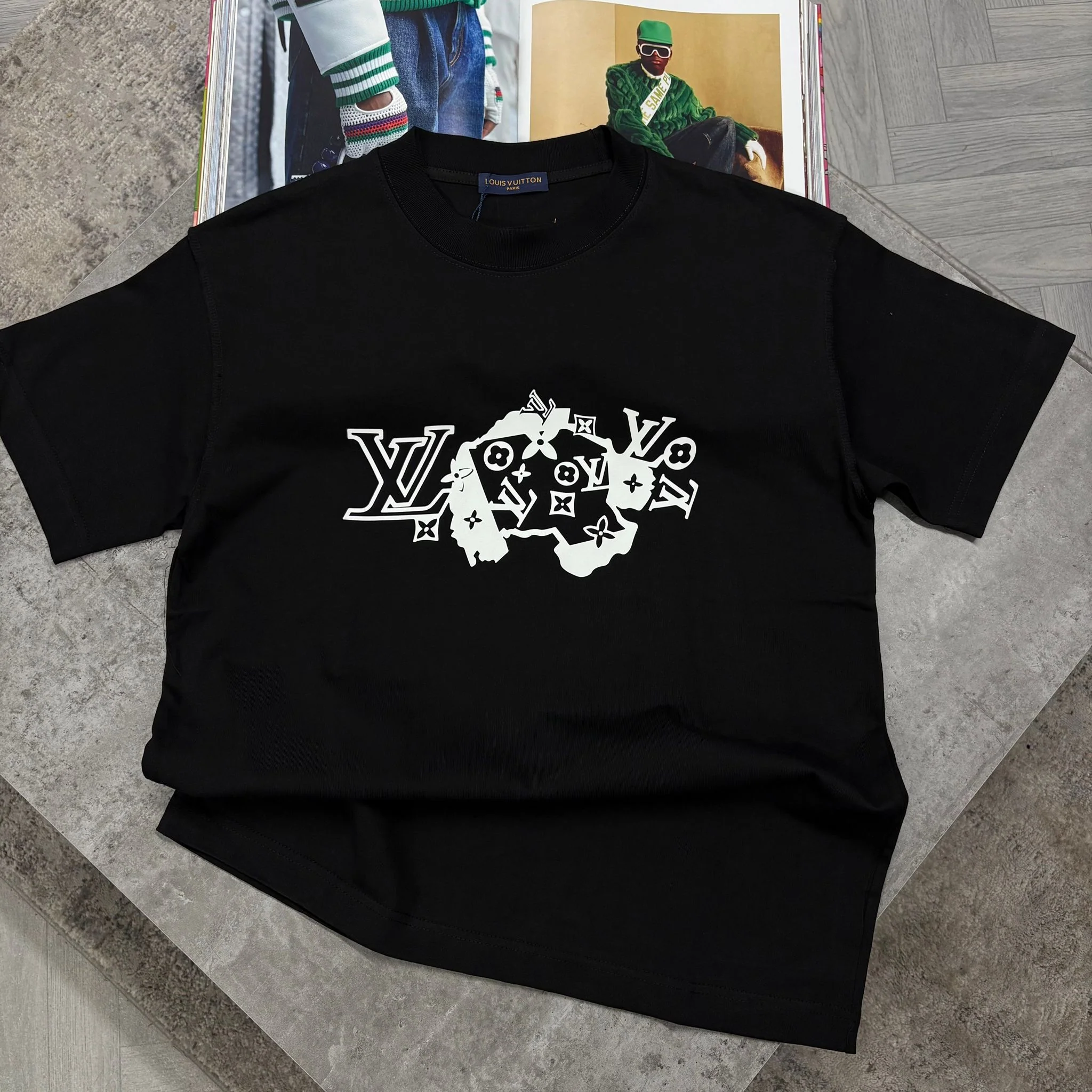 LVE MONOGRAM LOGO T SHIRT - BLACK