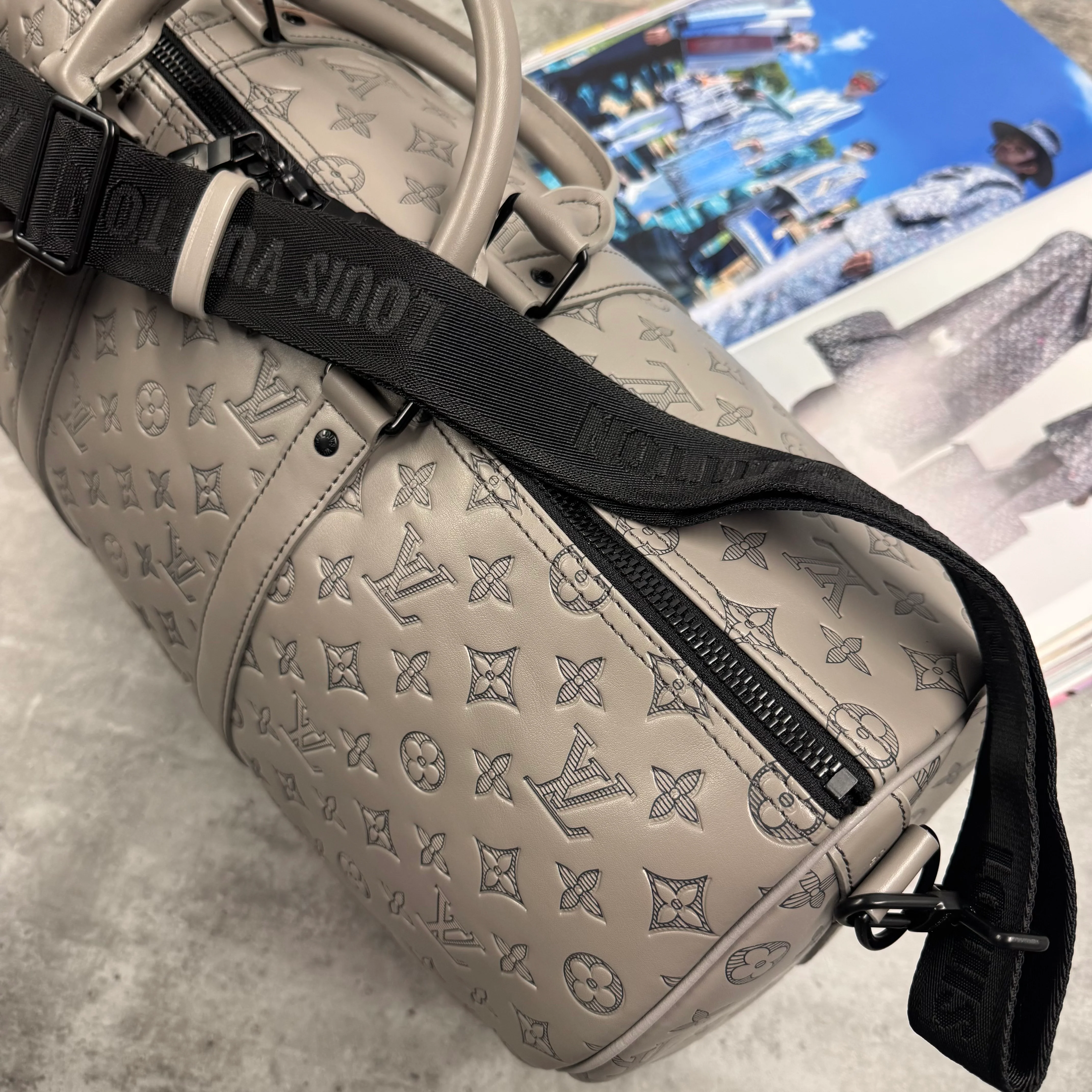 (PRE ORDER) LVE DUFFEL BAG (50) - GREY - Image 3