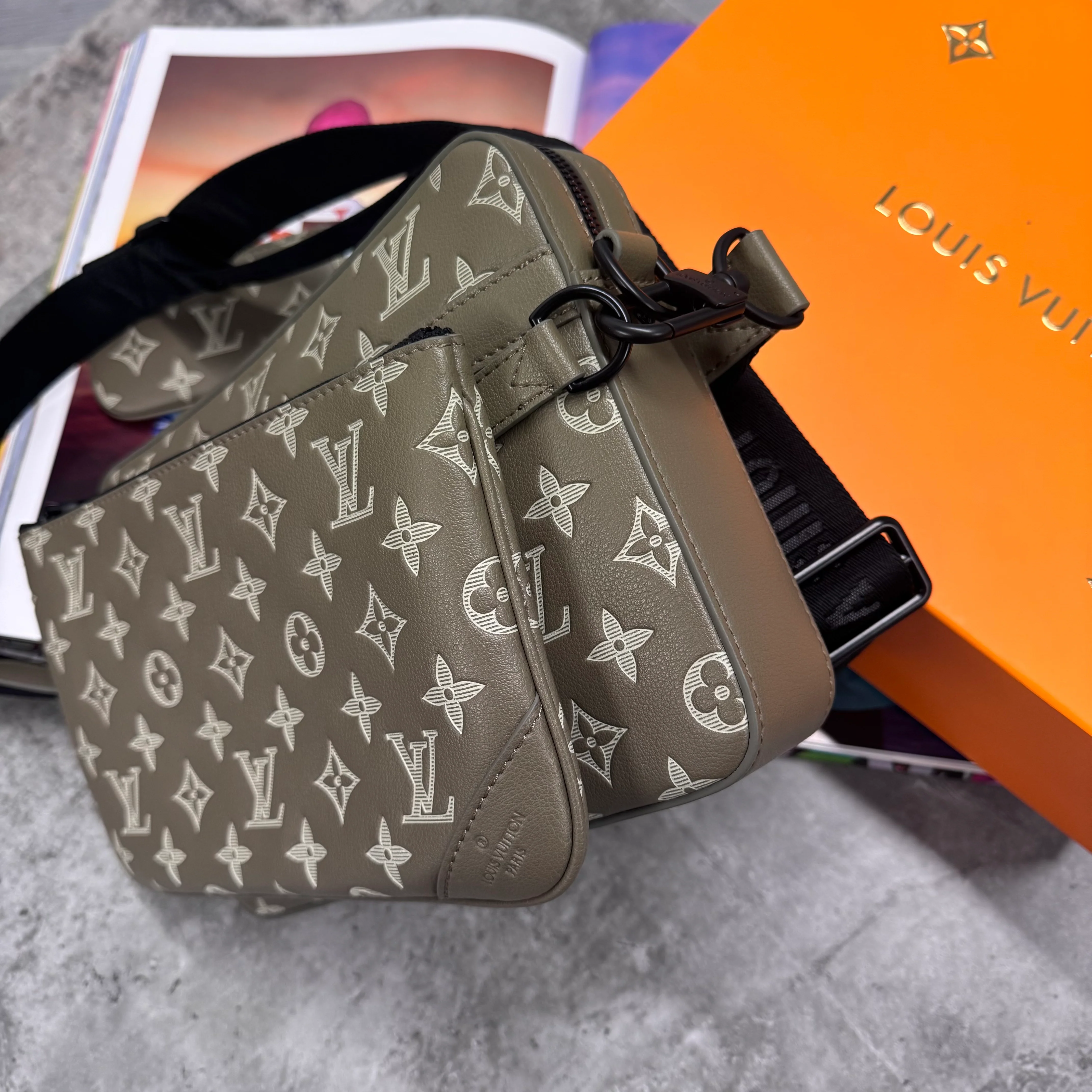 (PRE ORDER) LVE TRIO BAG - KHAKI - Image 2